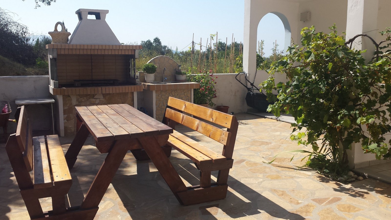 Outdoor dining and BBQ