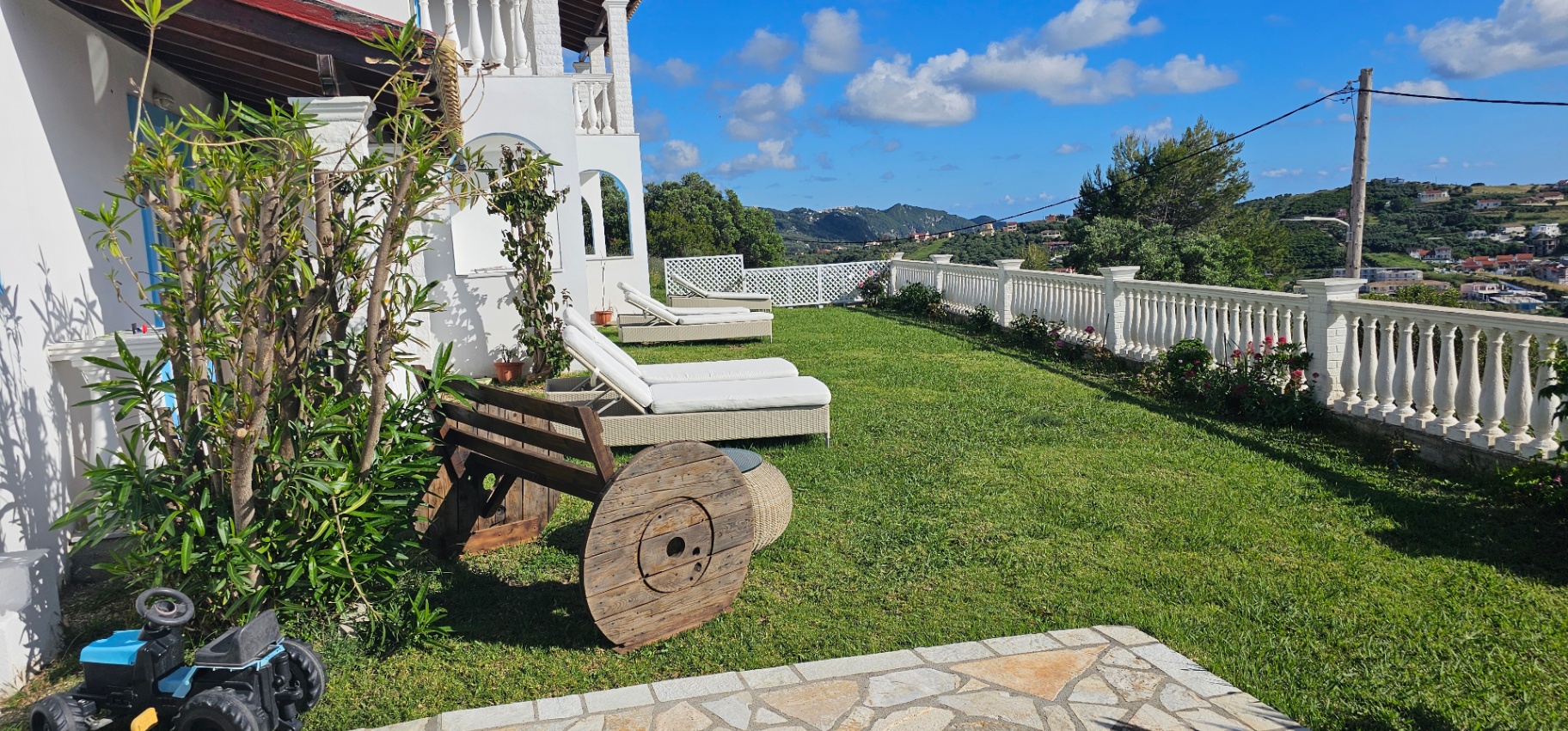 Garden with sea-facing balustrade