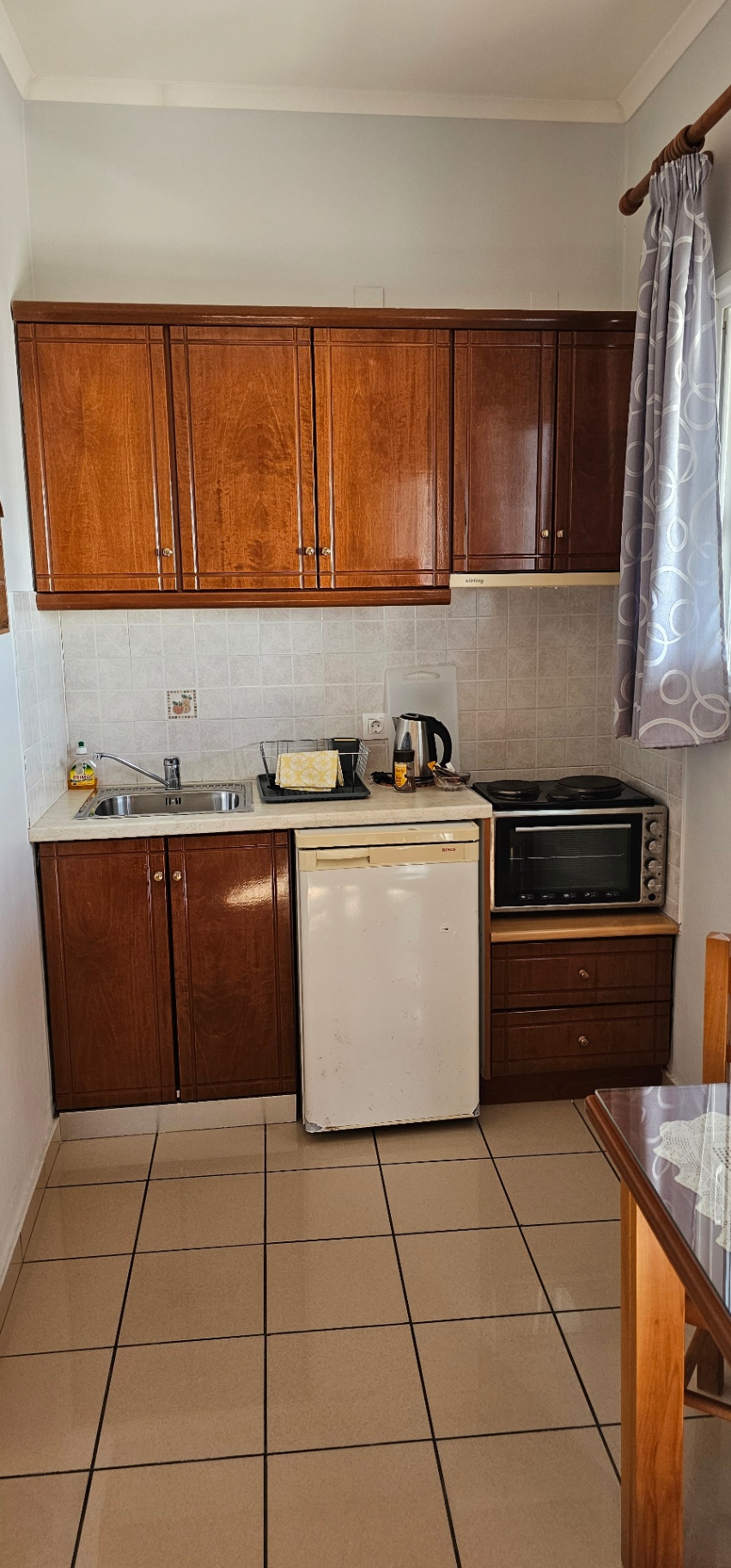 Fully equipped kitchenette