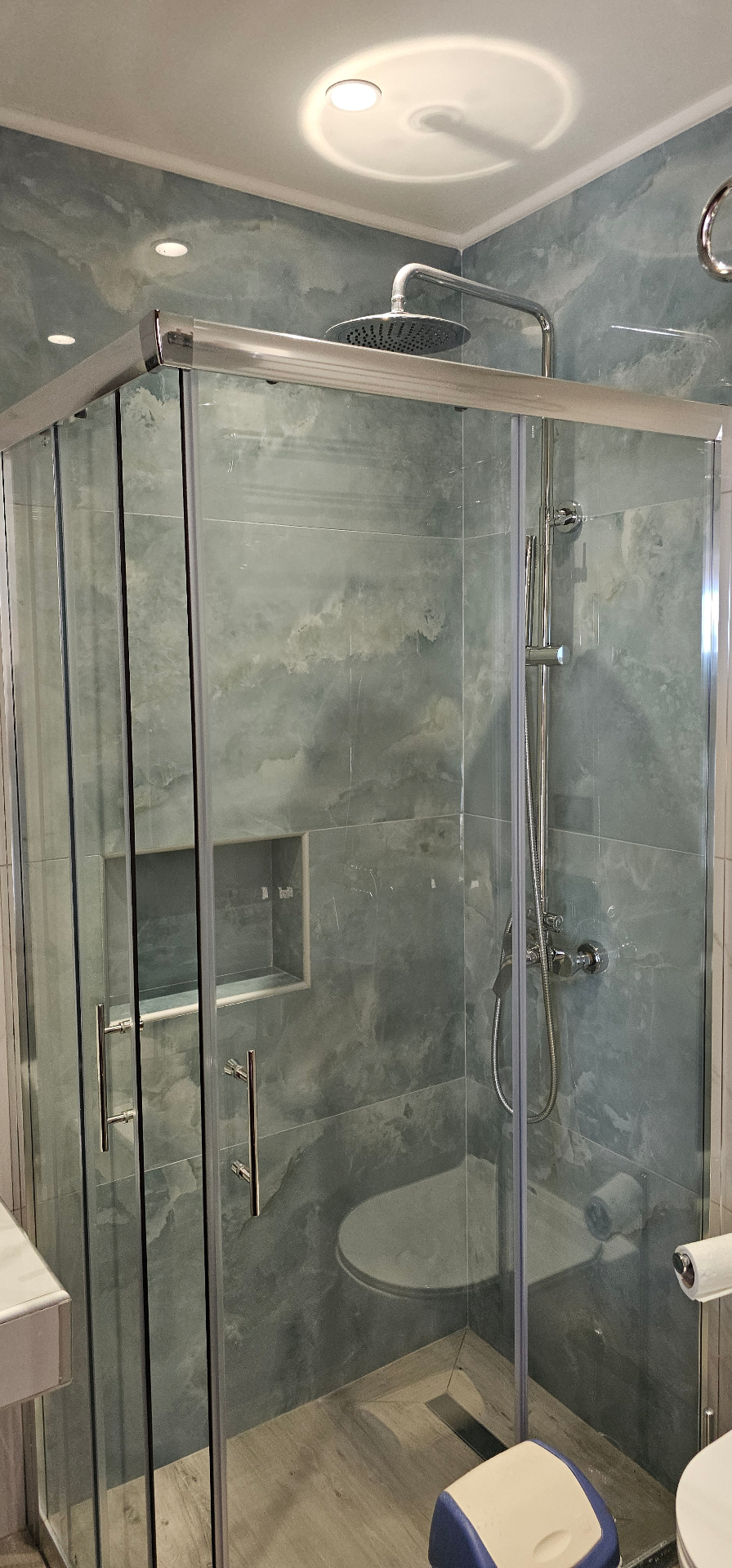 Walk-in shower cabin
